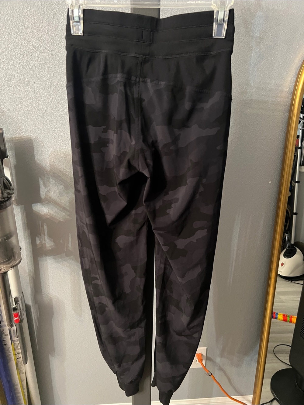 Lululemon women’s dance studio Black Camo Jogger - Picture 5 of 7